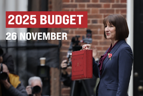 Chancellor Rachel Reeves with red budget box
