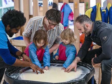 STEMtots_ExploringMaterialProperties-Oobleck_CambridgeScienceCentre_2023